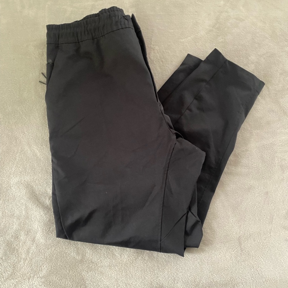 Nike Sportswear Tech Essentials Commuter Pants large